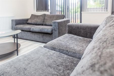 6 bedroom semi-detached house to rent - Photo 2