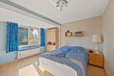 Volledig gemeubeld en instapklare woning met 3 slaapkamers en zeer leuke en zonnige tuin. - Foto 4