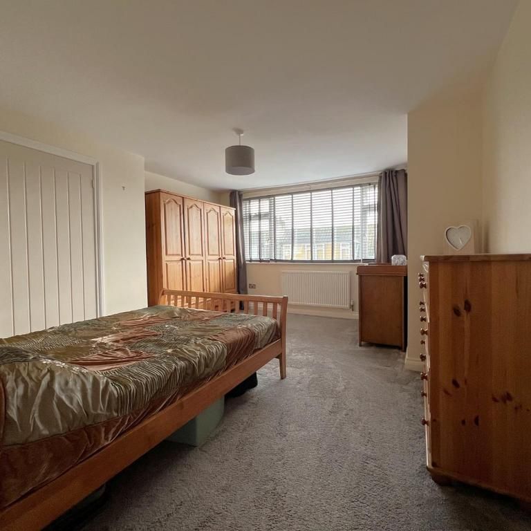 4 bedroom semi-detached house to rent - Photo 1