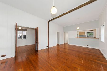 Two Bedroom House Minutes From CBD - Photo 3