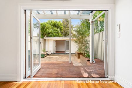 Oasis of charm offering 3 beds plus separate studio - Photo 5