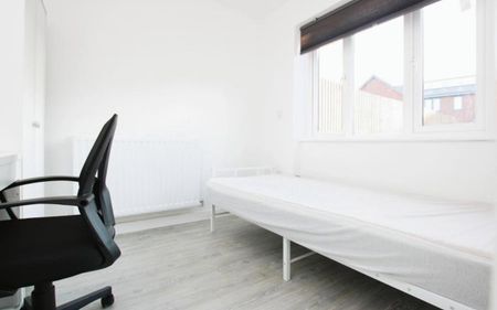 A three bed student house offered to the market fully furnished and available August 2026. Bills not included. - Photo 2