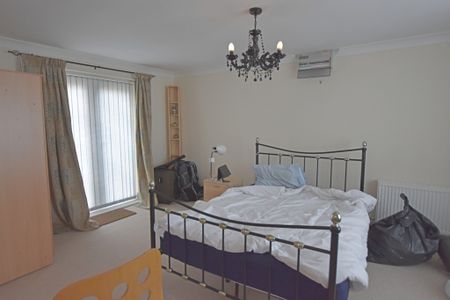 4 Bedroom Mid Terraced House - Photo 5