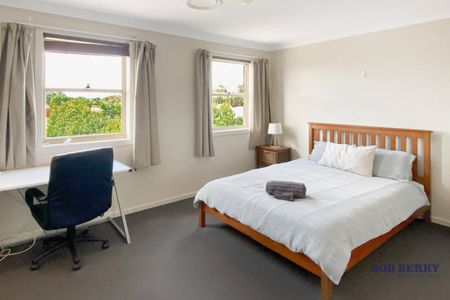 Furnished Three-Bedroom Townhouse in South Dubbo - Photo 2