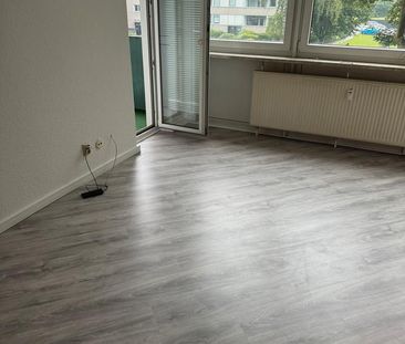 Modernisierte 2,5-Zimmer-Wohnung mit Balkon, neuem Bad undLaminat - Photo 5