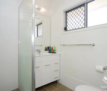 Double garaged 3 bedroom townhouse in Central Calamvale area - Photo 4