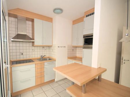 Schicke, helle Wohnung mit Südbalkon, Aufzug und Einbauküche - Photo 2