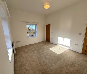 3 bedroom end of terrace to let - Photo 4
