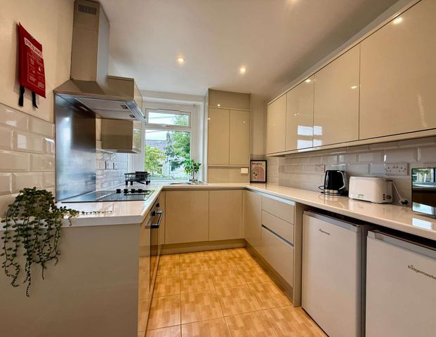 Golgotha Road Room 4 - Photo 1