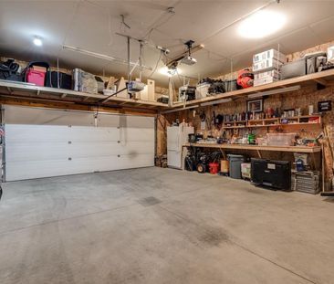 Stonebridge - 4 bedroom Upper Unit Pet Friendly- 430 Lewin Way - Photo 3