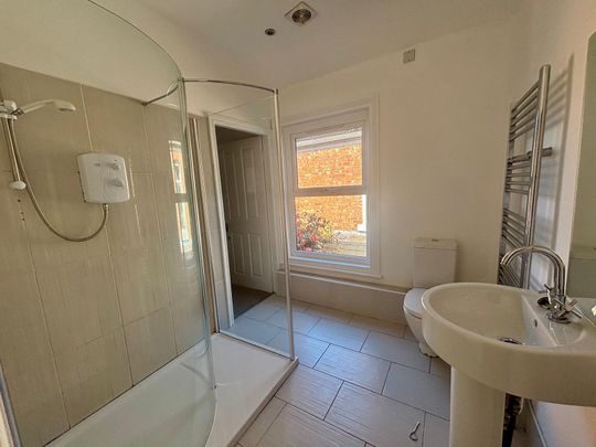 A three bedroom Mid Terraced House - Photo 1