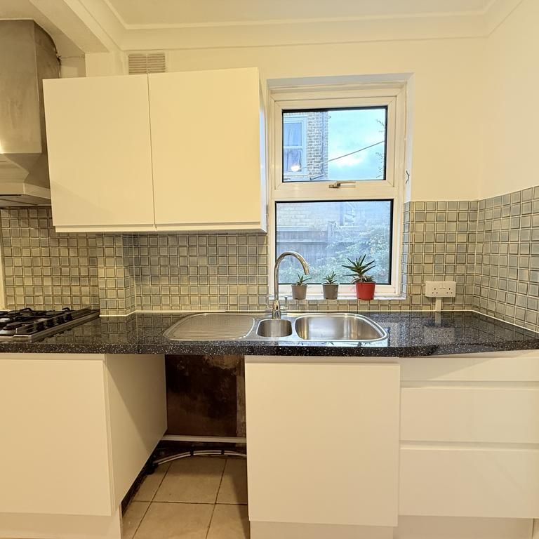 3 bedroom end of terrace house to rent - Photo 1