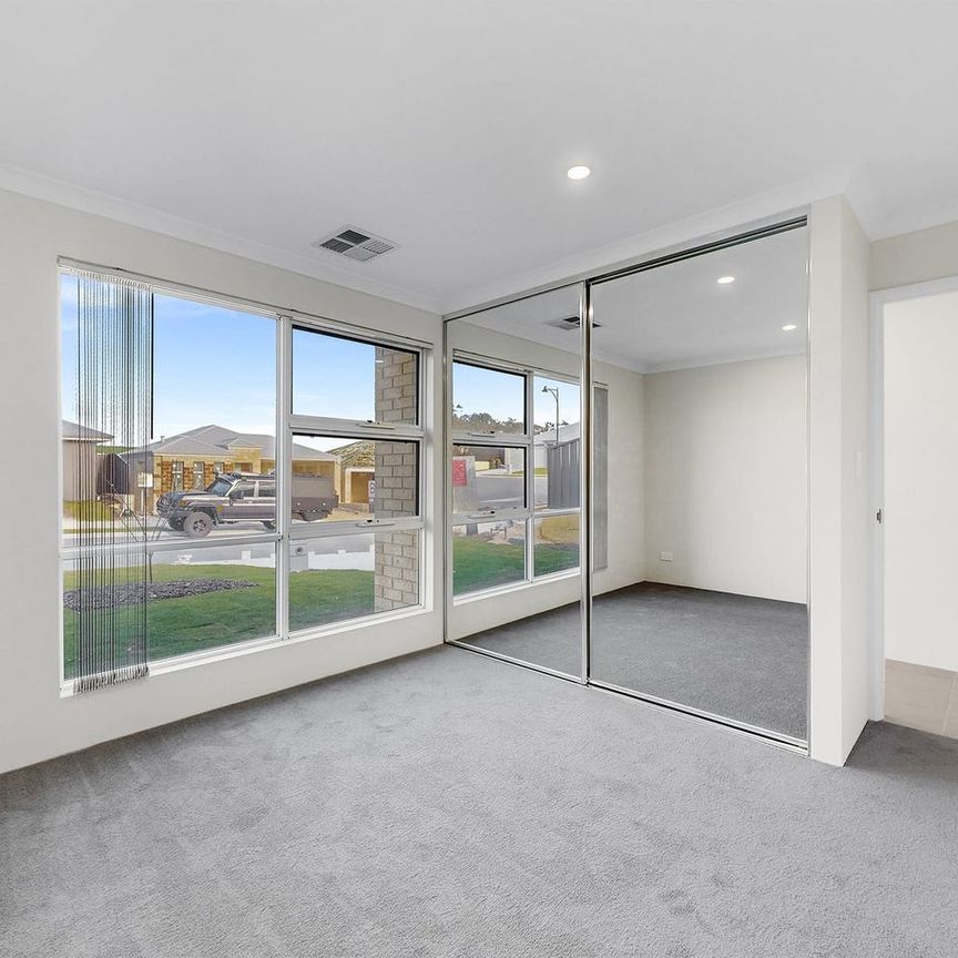 Modern & Low Maintenance – Perfect Nautic Estate Living - Photo 1