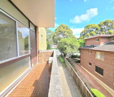 Stunning Light Filled Apartment With Ultimate Convenience - Photo 6