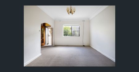 Large freestanding house in desirable tree-lined street - Photo 2