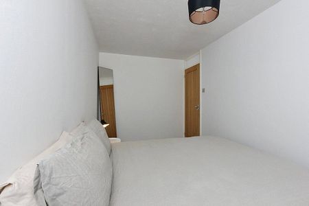 3 bedroom end of terrace house to rent - Photo 4