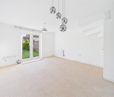 2 bedroom Semi-detached house to rent - Photo 2