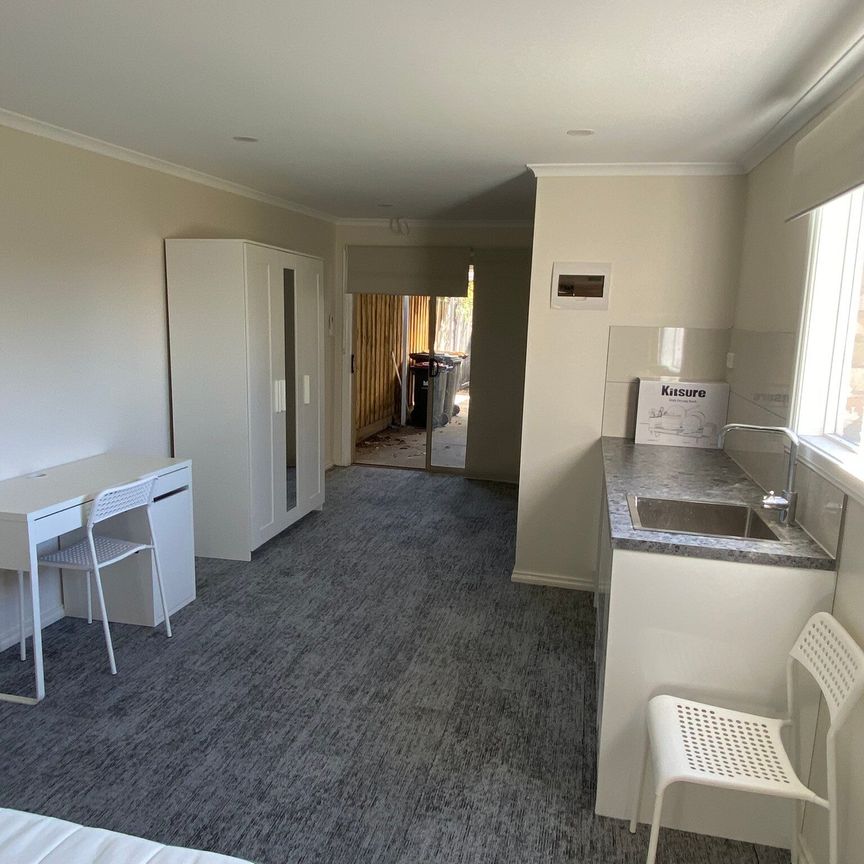 Glen Waverley - Photo 1