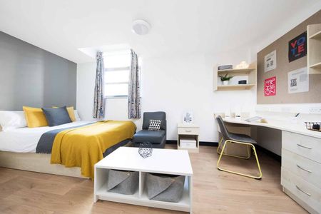 Large High Double Ensuite - Photo 4