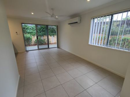 4 Bedroom - Available now - Photo 2