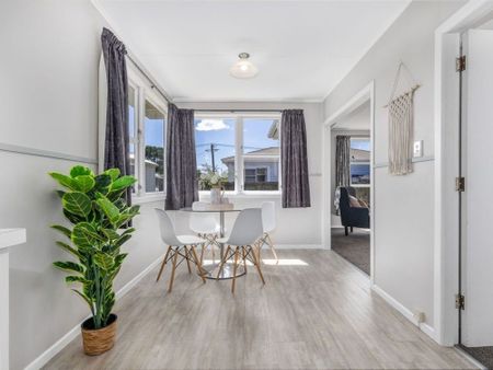 Sunny 3-bedroom + double garage - Photo 2
