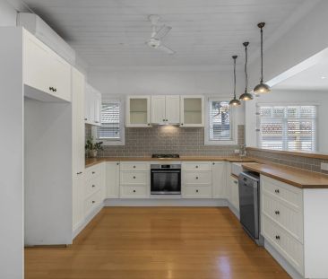 Character, Comfort & Convenience – Renovated Cottage with Studio Re... - Photo 3