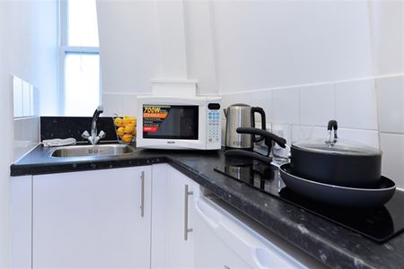 Apartment to Rent: Hill Street, W1 - Photo 3
