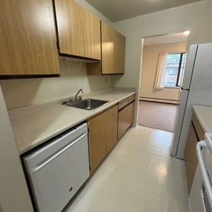 Quiet Top Floor Interior Corner Unit 2 Bed, 1 Bath, Parking, Balcony! - Photo 2