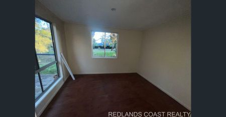 Lovely three bedroom townhouse with a leafy outlook - Photo 2