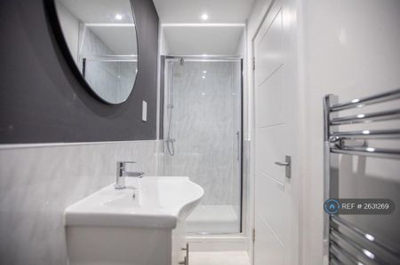 1 bedroom in a house share to rent - Photo 5