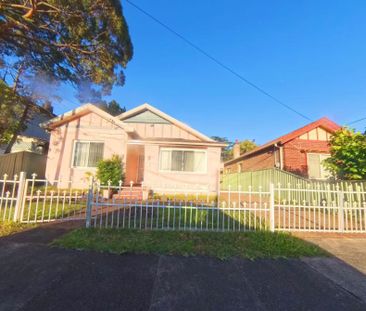 Spacious 4-Bedroom Family Home with Sunroom - Photo 2