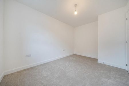 4 bedroom semi-detached house to rent - Photo 2