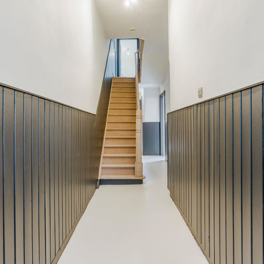 Gerenoveerd ongemeubeld herenhuis met drie slaapkamers en twee badkamers en een buitenruimte. Op wandelafstand van het centrum maar toch in een rustige buurt. In de nabijheid van scholen. - Photo 1