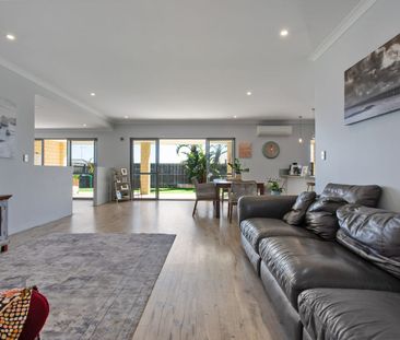 Large family home in the sought-after Halls Head area of Seascapes - Photo 2