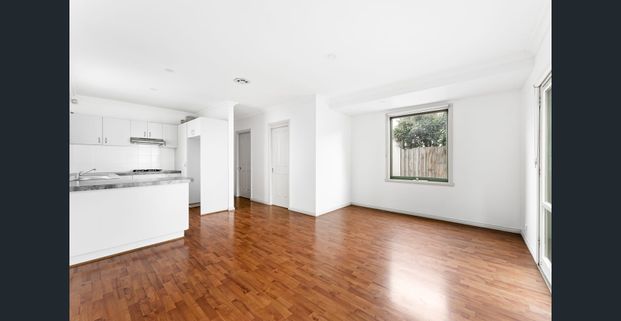 LARGE SPACIOUS 3 BEDROOM HOUSE IN A GREAT LOCATION (OPENS WILL BE CONCUCTED AFTER THE 6/01/26) - Photo 1