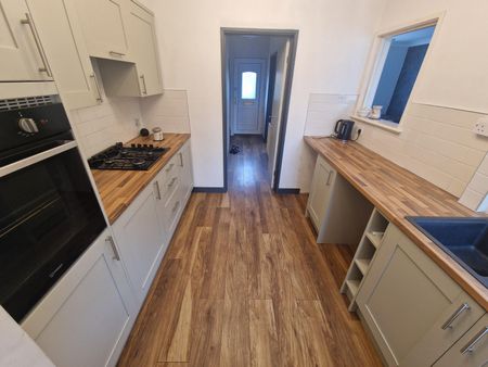 2 bedroom semi-detached house to rent - Photo 5