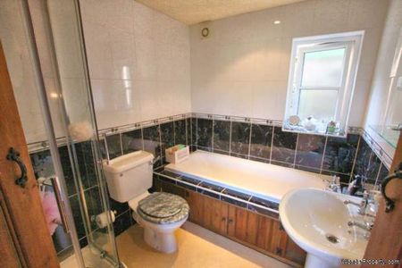 4 bedroom property to rent in Macclesfield - Photo 3