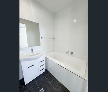 Nearly Brand New, Modern and Stylish 3 Bedroom Townhouse in Ridleyton - Photo 6
