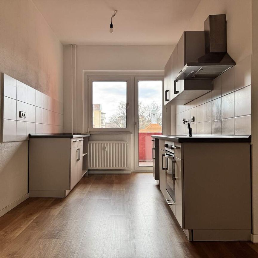 Schöne 2 Raum Wohnung mit Balkon und Einbauküche in Dresden Löbtau mieten! - Photo 1