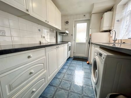 3 Bedroom House To Let - HP13 - Photo 5