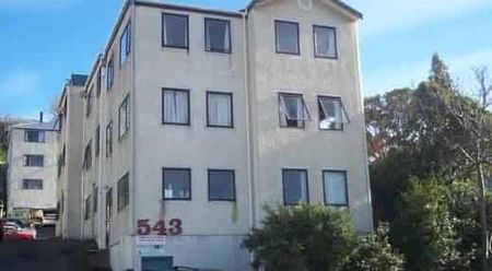 Sunny 4-6 bedroom flat in prime location - Photo 2