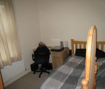 4 bedroom semi-detached house to rent - Photo 5