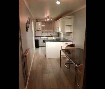 Room in a Shared House, Willow Tree Close, SW18 - Photo 3