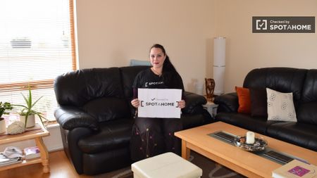 Decorated room in 3-bedroom apartment in Dublin - Photo 3