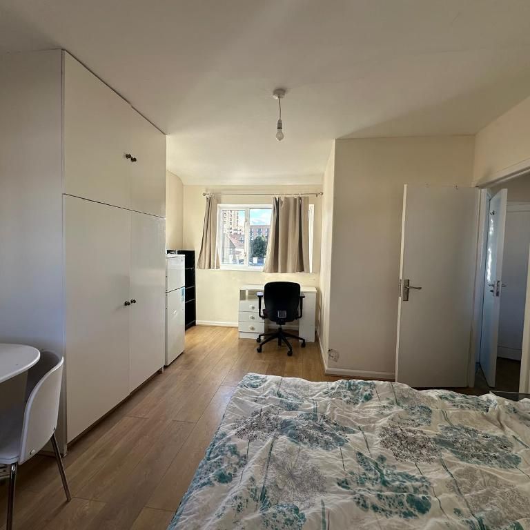 Brassie Avenue, London, W3 7DE - Photo 1