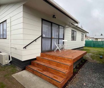 Newly Renovated 3 bedroom + Garage close to town - Photo 2