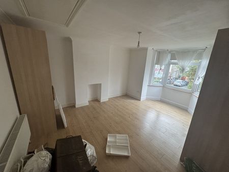 2 Bed Flat, Northampton Road, CR0 - Photo 2