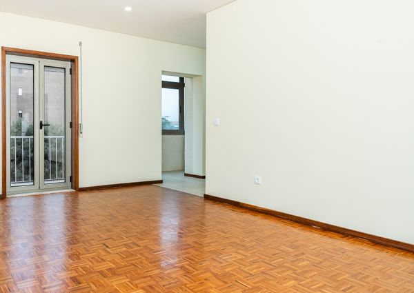 2+1 Bedroom Apartment in Canidelo (Remodeled)