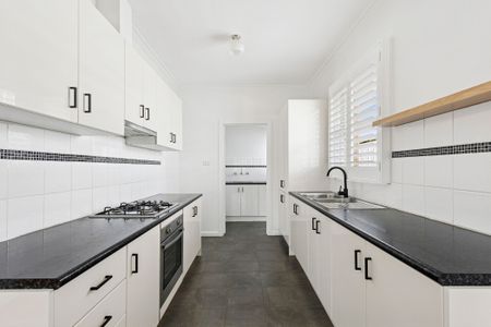 Picture Perfect - Tree Lined Street, Charming Two Bedroom Home - Photo 5