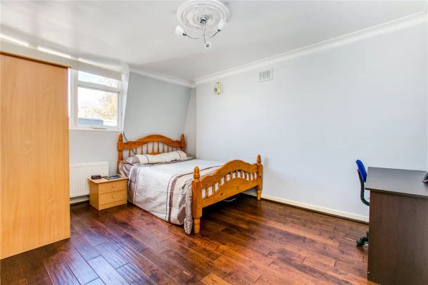 3 bedroom flat in London - Photo 1